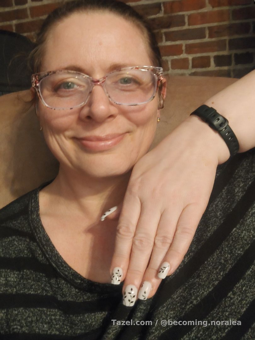 My nails have been on for 3 days. Only 1 pop off a day. I got some more advice on buying DT nails. More in that next time I put a set on!

Love putting this hand sanitizer on, followed by the comfy scent eos lotion dupe and the cocoa butter scent vaseline lip balm dupe. Smells so nice. New favorite lip balm!